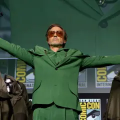 Robert Downey Jr. en vert, tenant un masque de Doctor Doom. Le salaire de Robert Downey Jr. pour ce rôle est sans doute astronomique.