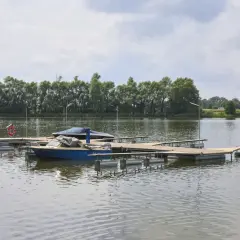 Drewniany pomost na stawie, idealny do cumowania łodzi. Zastanawiasz się, jak zrobić pomost na stawie? Oto przykład.