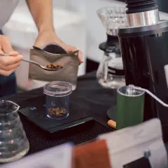 Przygotowanie kawy do treningu. Odmierzenie ziaren, by wiedzieć, ile kofeiny przed treningiem będzie optymalne.