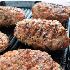 Soczyste Adana kebab w trakcie grillowania. Idealny przepis na pyszny obiad.