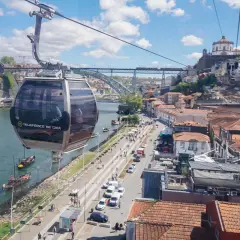 Teleférico de Gaia sobre el río Duero, con vistas a Oporto y sus tejados. Un viaje **oprto** para disfrutar del paisaje.