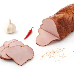 Pokrojona polędwica sopocka, czosnek, papryczka chili i gałązka ziół na białym tle.