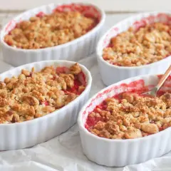 Crumble z rabarbarem: Idealny przepis i sekret chrupiącej kruszonki