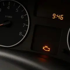 Cruscotto con spia motore accesa ma nessun problema. L'ora è 9:46.