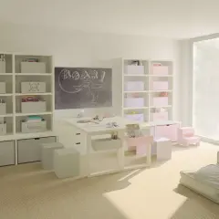 Stanza giochi bambini luminosa con lavagna, scrivania, librerie piene di giochi e contenitori personalizzati. Idee per uno spazio creativo e ordinato.