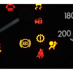 Cruscotto auto con spie accese: ABS, airbag, cinture, controllo stabilità. Cosa fare se si accende la spia ABS?