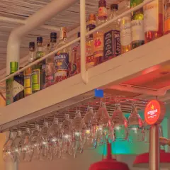 Jaki alkohol przywieźć z Hiszpanii? Odkryj wyjątkowe smaki i oszczędności