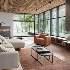 Modernes Wohnzimmer mit großem Fenster, Kamin und bequemer Couch. Tolle Einrichtungstipps für ein stilvolles Zuhause.