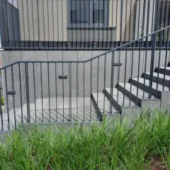 Nowoczesne schody zewnętrzne z metalową balustradą, idealne co na schody zewnętrzne.