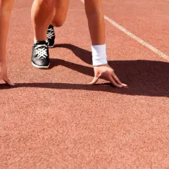 Biegacz na starcie, gotowy do sprintu. Czy to początek wyścigu, czy może symbolizuje, że dnf co to znaczy w sporcie?