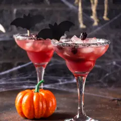 Drinki na Halloween: proste przepisy, straszne dekoracje, efekt dymu