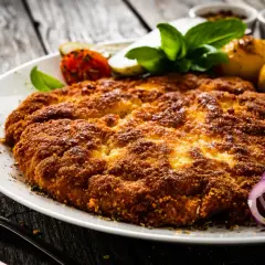 Chrupiące schabowe z karkówki, podane z ziemniaczkami, pomidorkiem i ogórkiem. Pyszny obiad gotowy!