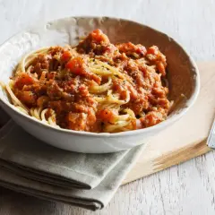 Eine Schüssel Spaghetti mit einer herzhaften, tomatigen Bolognese-Sauce. Perfekt für eine schnelle Bolognese nach einem langen Tag.