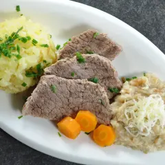 Zartes Tafelspitz-Rezept mit Kartoffelpüree, Apfelkren und Karotten.