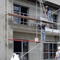 Kiedy robić elewację? Najlepsze sezony i warunki do pracy