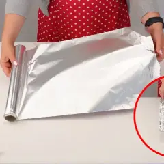 Na której stronie folii aluminiowej piec frytki, aby uniknąć przywierania?