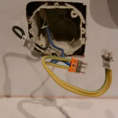 Instrukcja jak podłączyć kabel 5 żyłowy do gniazdka: przewody połączone złączkami w puszce instalacyjnej.