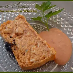 Terrine de poisson avec sa sauce au whisky, garnie de quelques grains de caviar et d'une touche de persil.