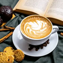 Kawa z pianką, ciasteczka i czekoladowe muffinki. Czy kofeina a odchudzanie to dobry duet? Książka sugeruje, że tak.