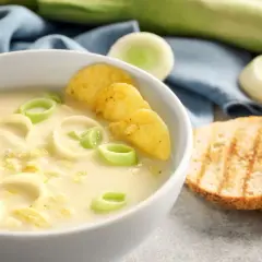 Kremowa zupa z porów z ziemniakami i grzankami. Idealna na chłodne dni.