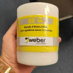 Rouleau de bande d'étanchéité Weber BE 14, essentielle pour une étanchéité sous carrelage obligatoire et durable.