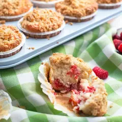 Muffins med hallon, en härlig smulpajsmuffins med saftiga hallon inuti. Perfekt till fikat!