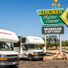 Dwa kampery El Monte RV przy znaku Kingman Visitor Center na Route 66.