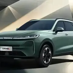 Nowy, zielony SUV Haval H6L prezentuje się nowocześnie na tle architektonicznych kształtów.