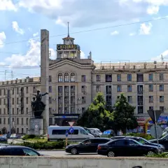 Hotel Chisinau, symbol stolicy Mołdawii, z pomnikiem i ruchem ulicznym.