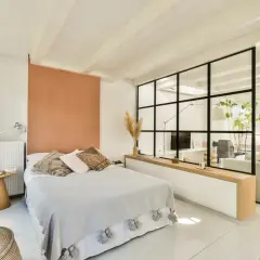Clever 1-Zimmer-Wohnung: Das Bett wird durch eine Glaswand vom Wohnbereich abgetrennt.