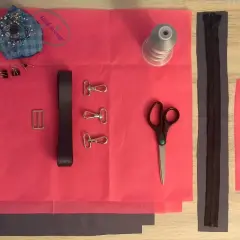 Materiały do szycia torebki: tkanina, zamek, klamry, karabińczyki, nici, nożyczki. Zobacz, jak wszyć zamek do torebki!