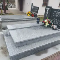 Ile czasu po pogrzebie można postawić pomnik, aby uniknąć problemów?