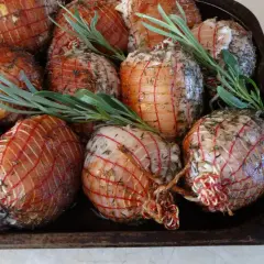 Golonka peklowana w siatce: soczysta i miękka. Przepis krok po kroku