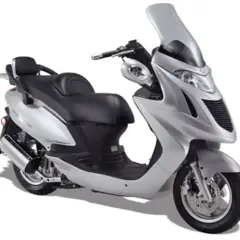 Scooter plateado, modelo Grand Dink 125, con asiento doble, parabrisas alto y detalles cromados.