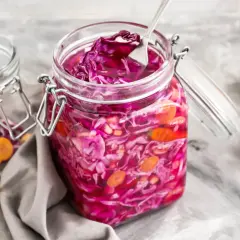 Fermentierter Rotkohl in Gläsern. Woran erkennt man das Rotkohl schlecht ist? Anzeichen sind Schimmel, unangenehmer Geruch oder matschige Konsistenz.