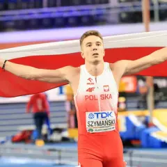 Szymański po zwycięstwie na Mistrzostwach Europy w lekkiej atletyce dumnie niesie polską flagę.