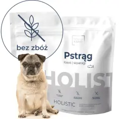 Uroczy mops obok opakowania niskotłuszczowej karmy dla psa "Dobra Karma" Pstrąg z łososiem i szparagami, bez zbóż.