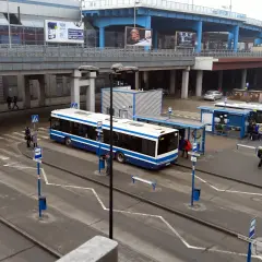Skąd wyjechać z Krakowa? Dworce, lotnisko, busy praktyczny przewodnik