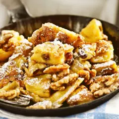 Kaiserschmarrn mit Nüssen und Rosinen, einfach im Thermomix zubereitet, bestäubt mit Puderzucker.