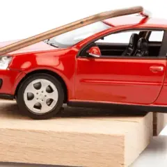 Une petite voiture rouge est piégée sur une souricière. Attention au contrôle technique véhicule électrique !