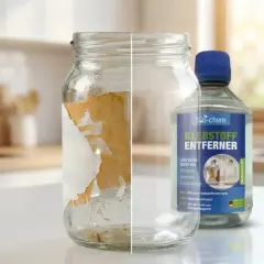Glas mit hartnäckigen kleberesten wird durch Klebstoffentferner im Handumdrehen sauber.