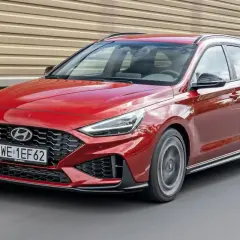 Czerwony Hyundai i30 kombi w wersji N Line w ruchu. Sprawdź aktualną cenę nowego modelu!