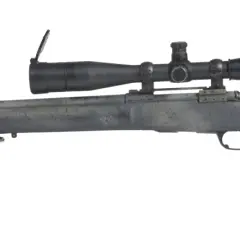 Fusil de précision Remington M24 avec lunette, prêt pour une mission.