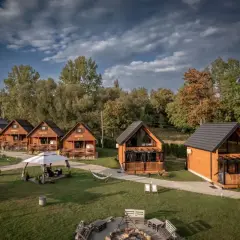 Urokliwe domki na wypoczynek w górach. Agroturystyka w otoczeniu zieleni, z miejscem na ognisko i relaks w hamaku.