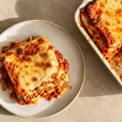 En härlig glutenfri lasagne med gyllene ost och rikligt med köttfärssås. Perfekt för en mysig middag.