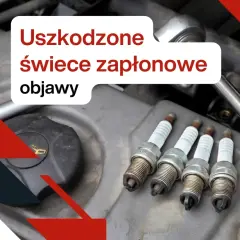Cztery zużyte świece zapłonowe leżą na silniku samochodu. Tekst informuje o objawach uszkodzonych świec.