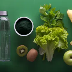 Woda, spirulina, kiwi, sałata, banan i jabłko – składniki na zdrowy koktajl, który pomoże Ci pozbyć się wody z organizmu.
