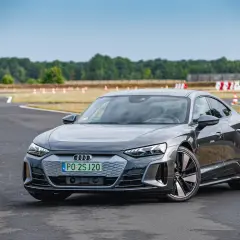 Szary Audi e-tron GT na torze wyścigowym, gotowy do jazdy.