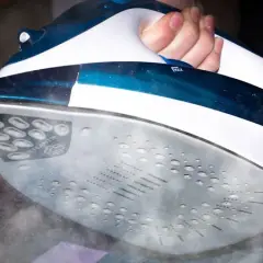Jak wyczyścić żelazko z przyklejonego materiału? Sprawdzone sposoby