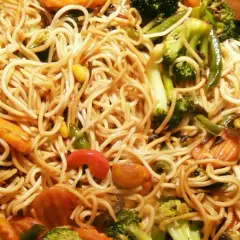 Makaron chow mein z warzywami: brokuły, marchewka, fasolka szparagowa, kukurydza.